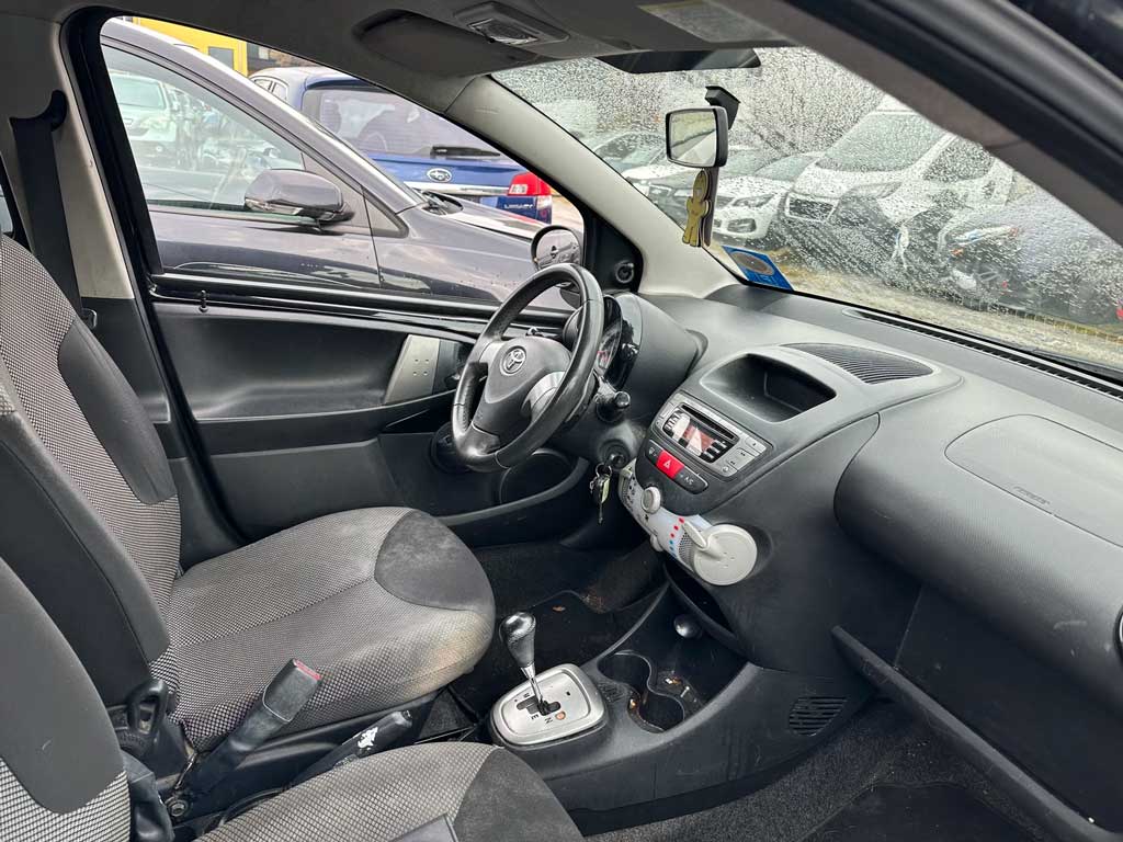 TOYOTA Aygo 1.0 Linea Luna Multimode 5.2012 Semi-automatique petite voiture interieur achat-voiture-suisse