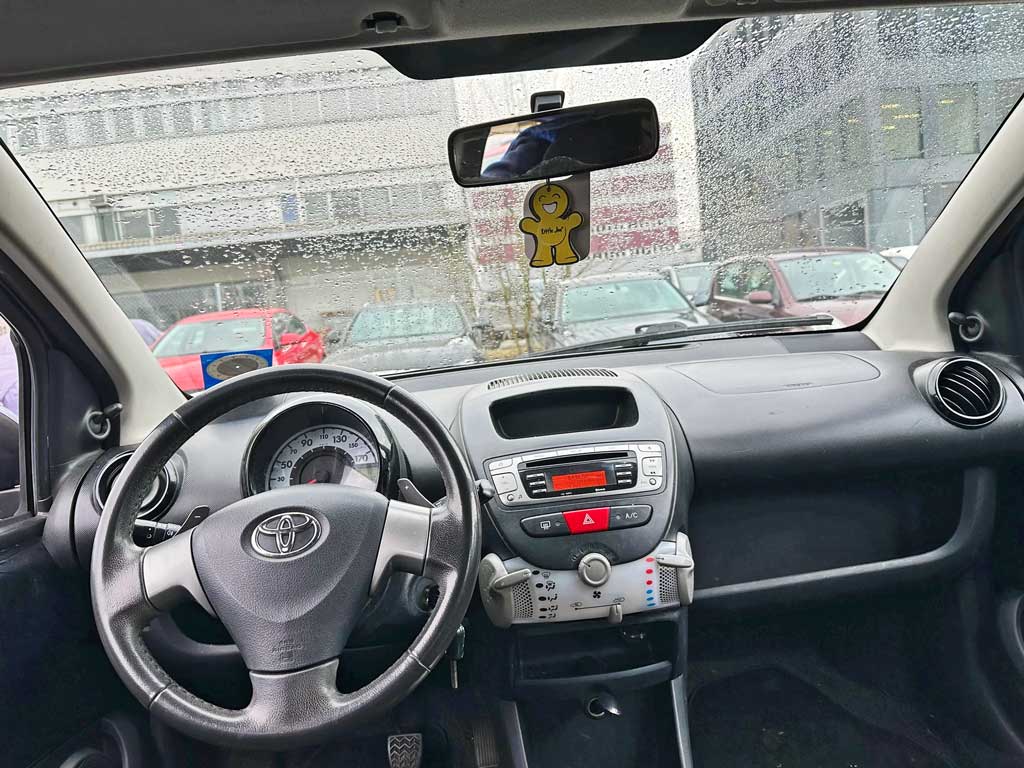 TOYOTA Aygo 1.0 Linea Luna Multimode 5.2012 Semi-automatique petite voiture 237000km 68ch 50kW 998cc 3 cylindres 935kg interieur achat-voiture-suisse