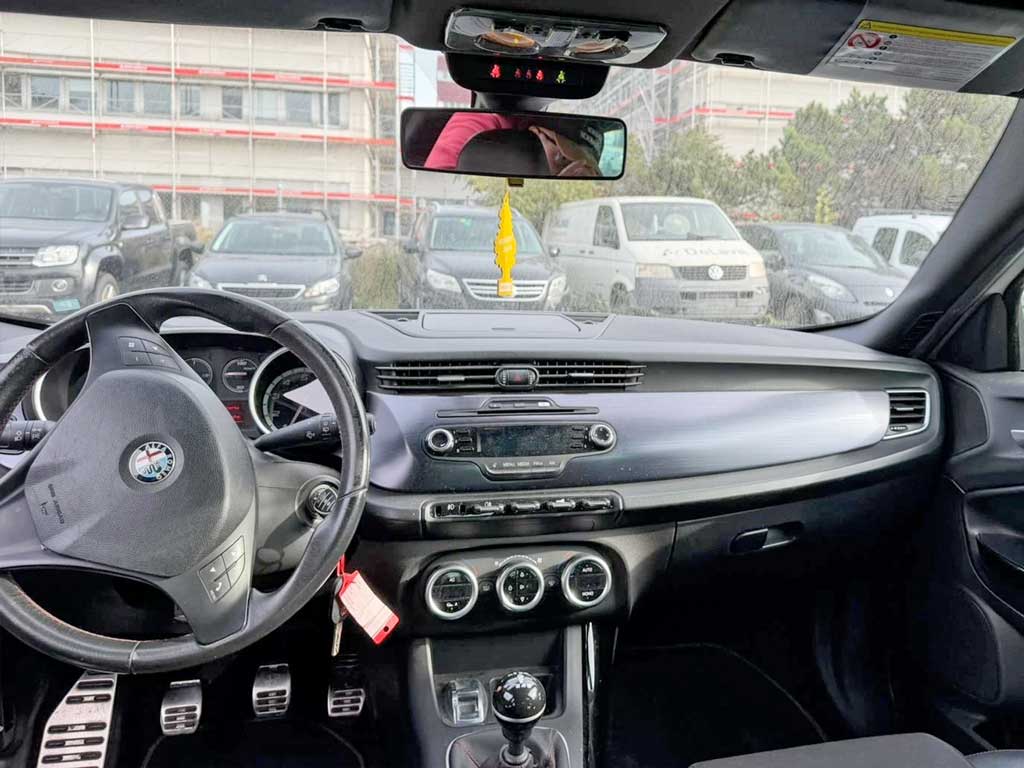 ALFA ROMEO Giulietta 1750 TBi Quadrifoglio Verde 2011 volture compact cockpit interieur