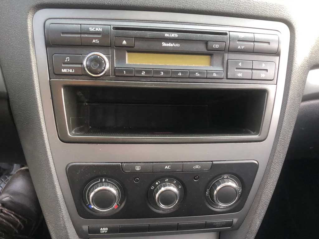 SKODA Octavia Combi 1.6 TDI Elegance Diesel manuelle break blanc achat voiture radio